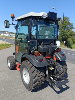 Kleintraktor TAFE 6028 M mit Schaltgetriebe und Kabine